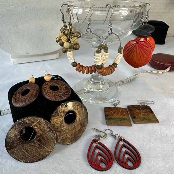 Summertime group of seven fun neutral earrings - Picture 1 of 11
